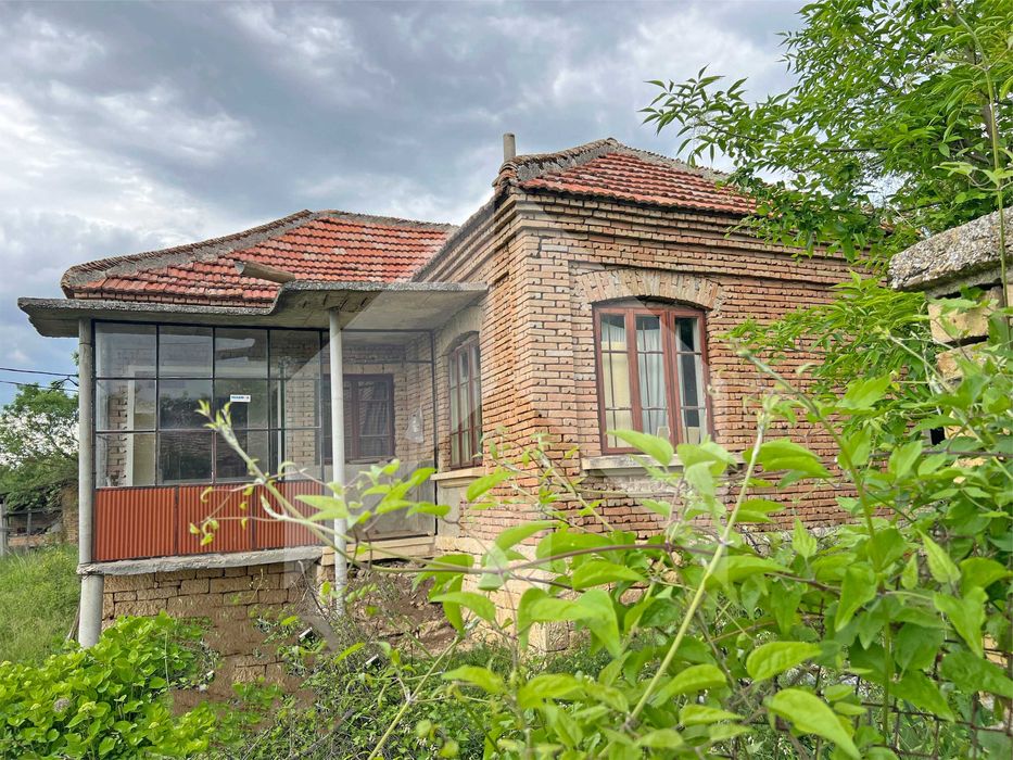 Продава тухлена селска къща в ЕКО село Беджене, община Нови пазар.