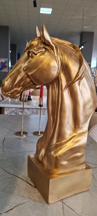 Vând statueta cal aurie