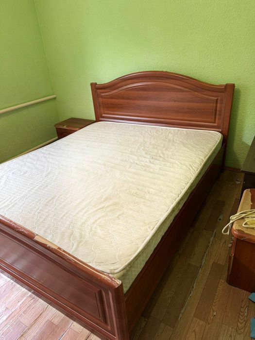 Продам спальный гарнитур