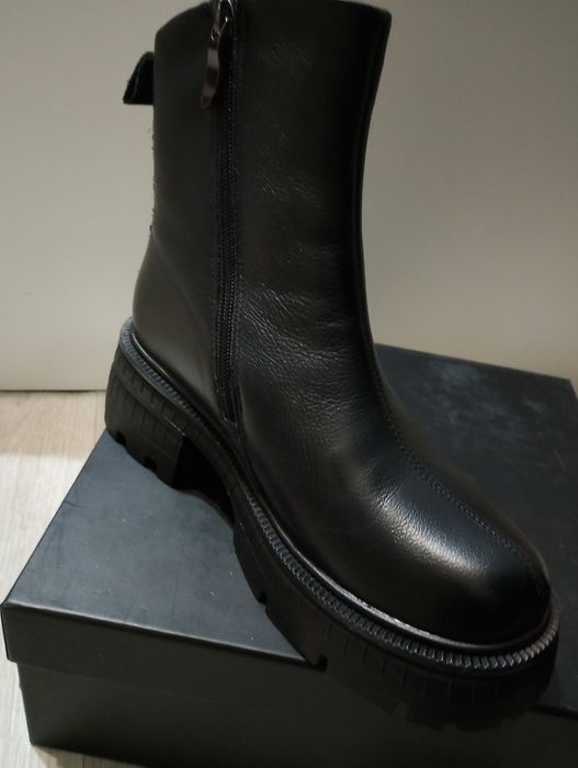 Продам зимние ботинки 38