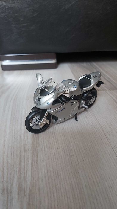 Vând machetă motocicletă MV Agusta F4