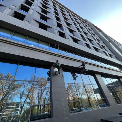 Мойка фасадов, промышленная альпинизм по Узбекистану.