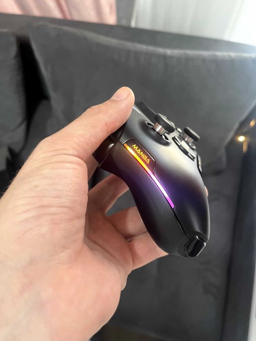 Гейминг Контролер Manba 1, Геймърски Контролер с RGB осветление и станция за зареждане - Чисто Нов