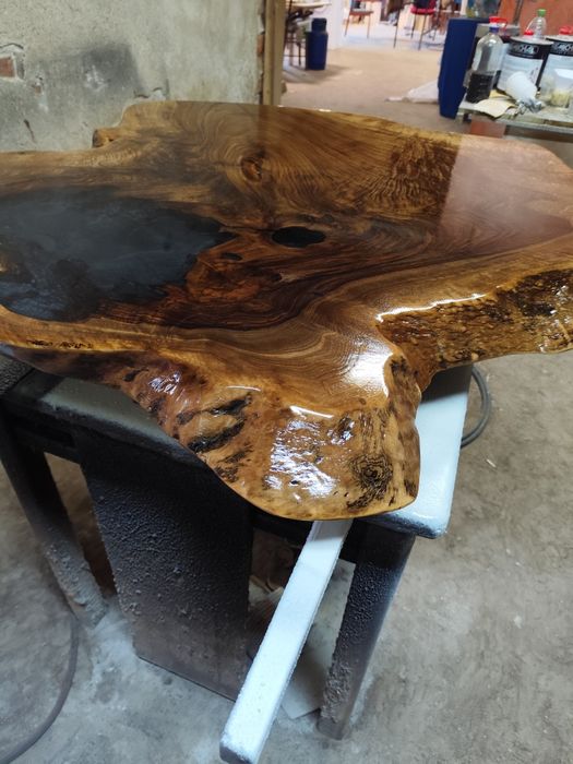 Плот за маса от корен на орех и смола