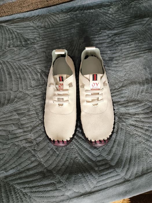 Продам кроссовки женские