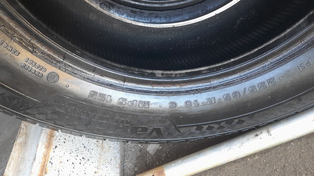 В продаже имеется шины 2 пары 235/65/16