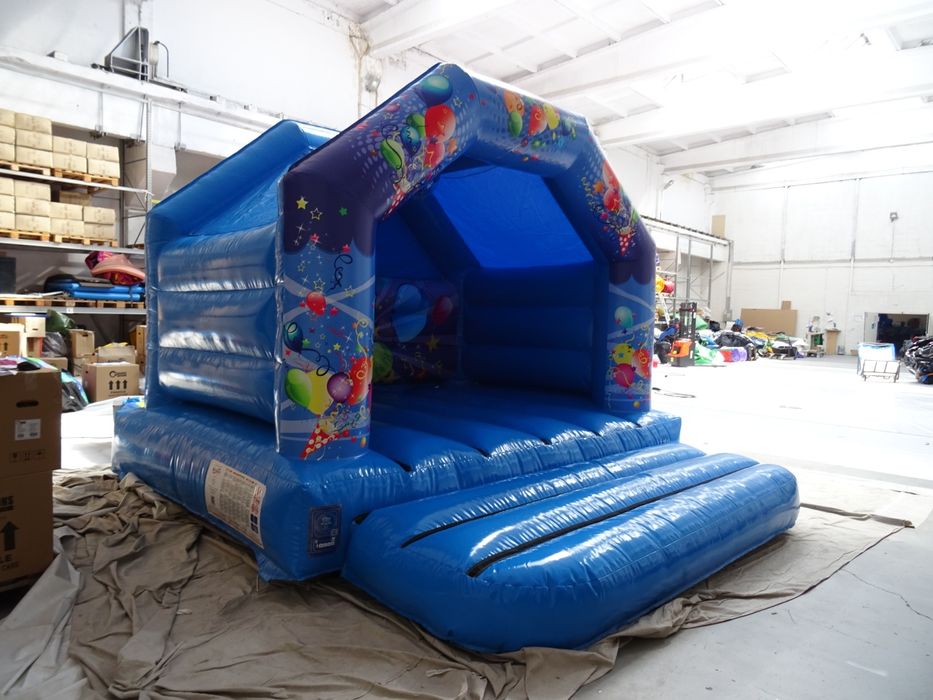 Castel gonflabil cu lumini disco şi sistem audio prin bluetooth