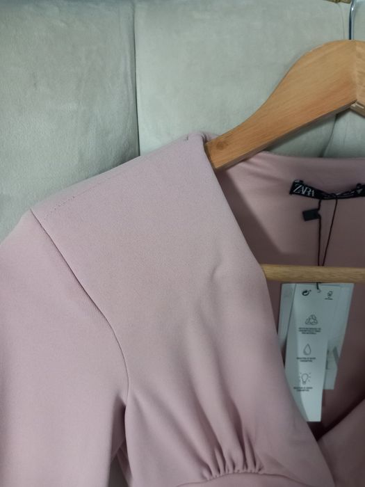 Rochie scurta roz cu drapaje umeri supradimensionați mărimea XS Zara