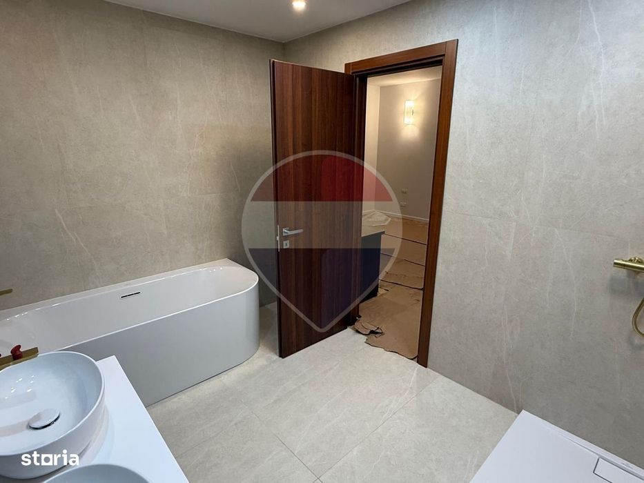 INCHIRIERE Apartament cu 3 camere + curte in zona Primaverii