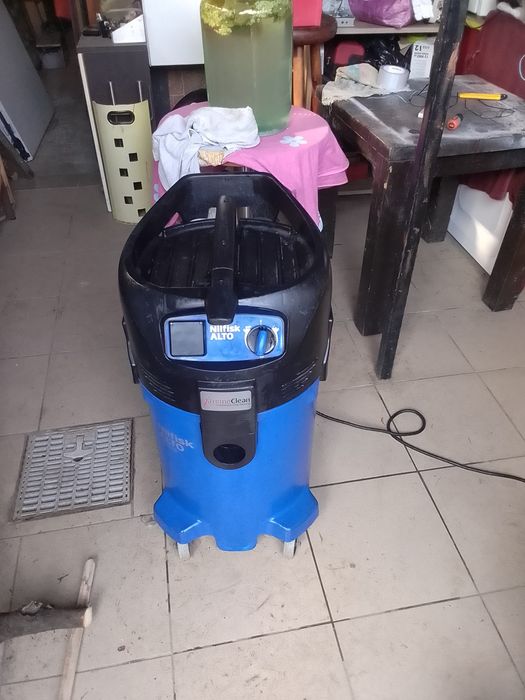 Vând aspirator profesional nilfisk