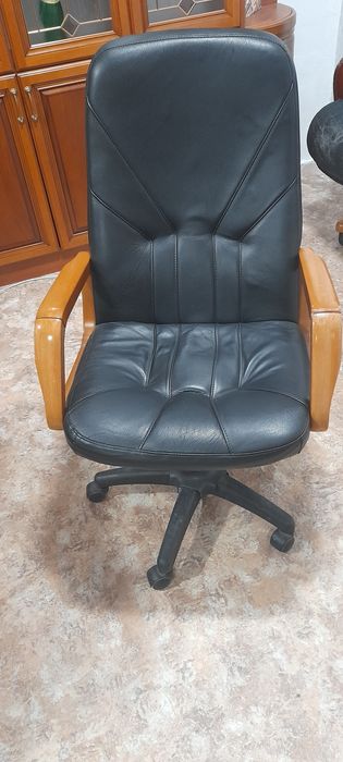 Офисное кресло и стулья