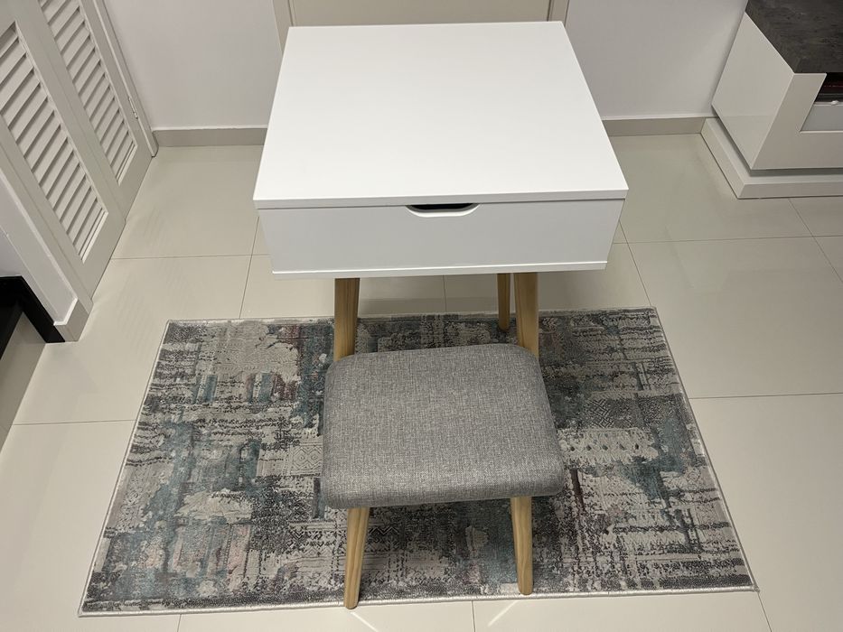 Masa machiaj cu oglinda