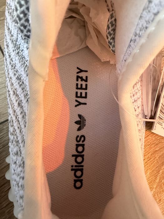 Yeezy 350 noi cu etichete