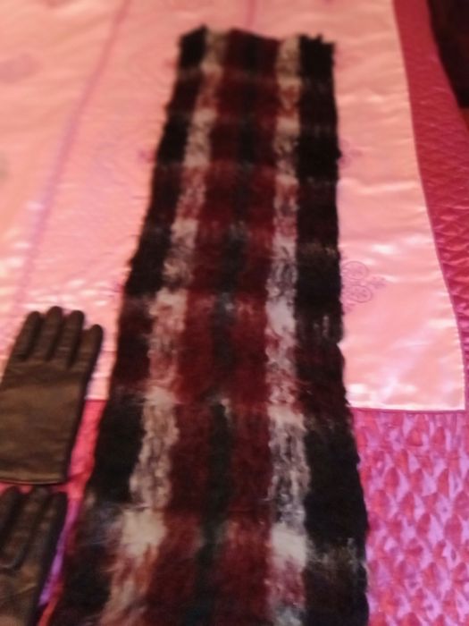 Махеровый шарф и кожанные перчатки.