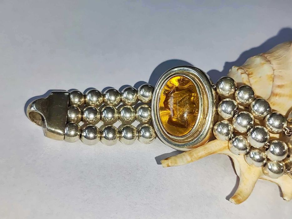 Сребърна гривна с кехлибар