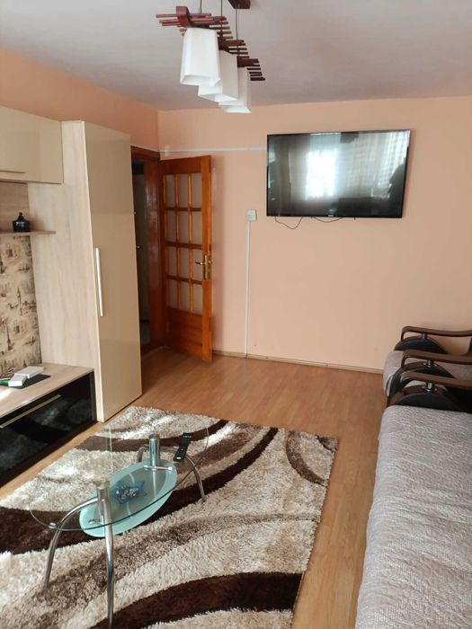 Inchiriez pe termen lung apartament 3 camere- 1 Mai, strada Stefan Berceanu