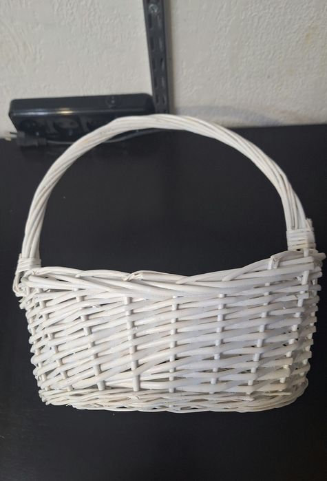 Белая плетеная корзина.