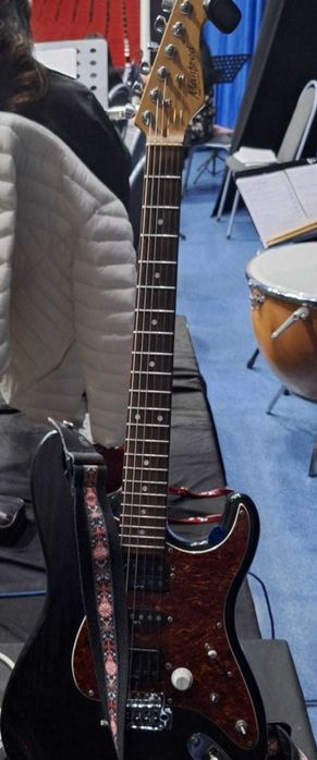Продам электрогитару Manfred