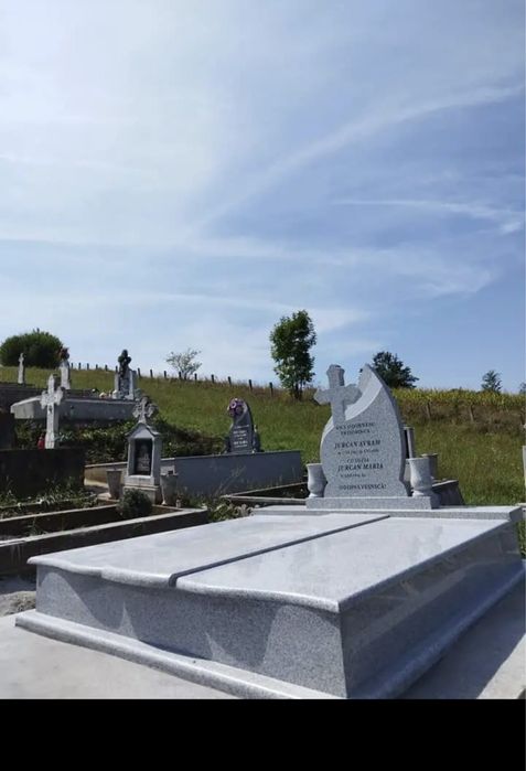 Monumente funerare