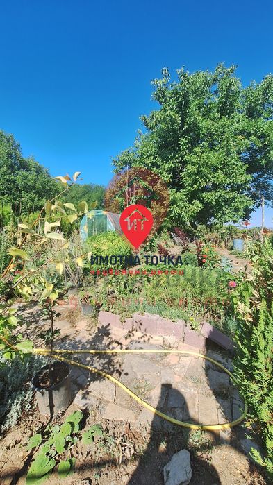 Масивна къща в Долнослав