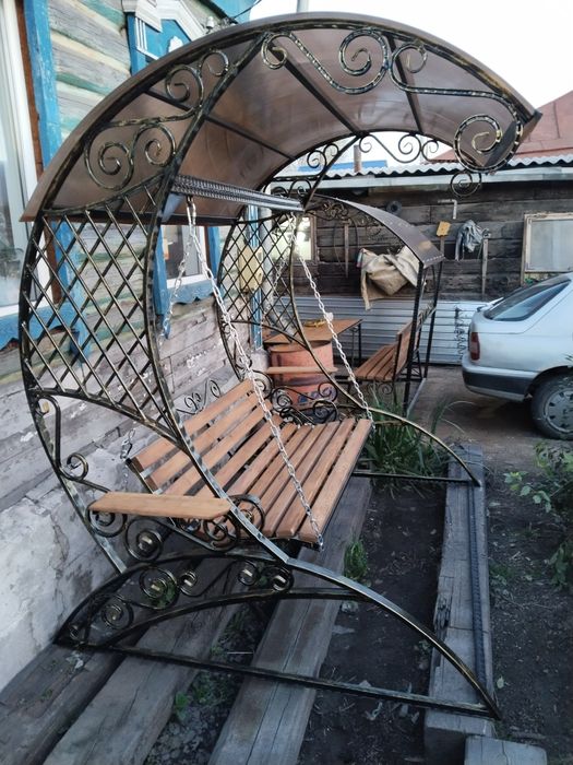 Качели садовые с элементами ковки