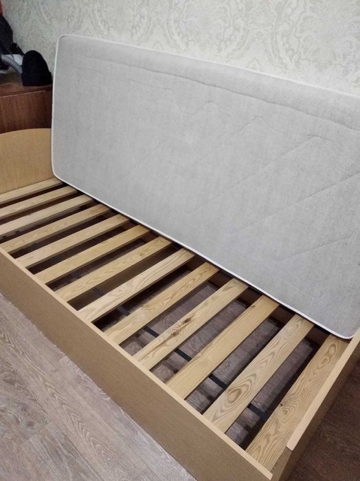 Продам кровать с матрасом