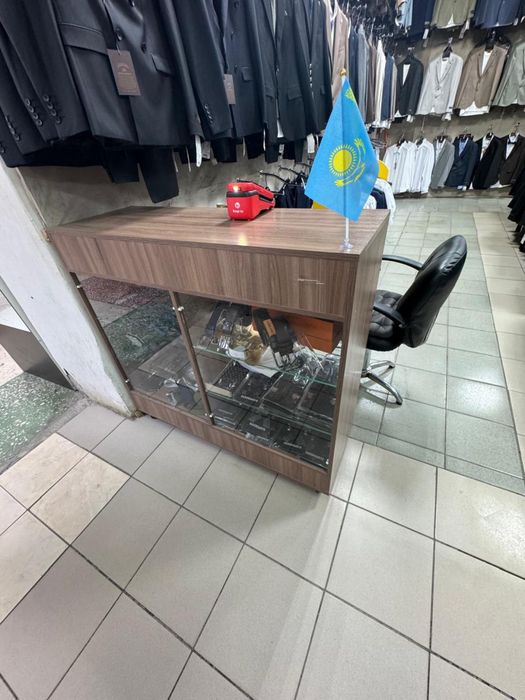 Продам витрина-ресепшен 3000и 8000