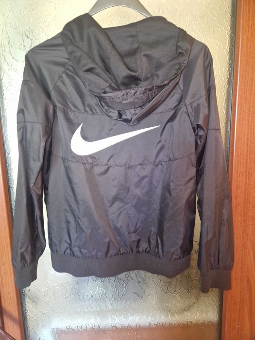 Дамско яке от марката Найк.