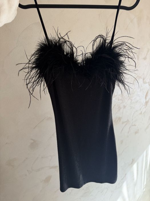 Ефектна рокля Zara с пера и камъни