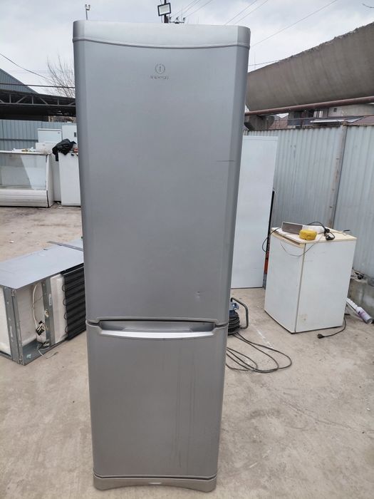 Холодильник рабочая Индезит серый цвет Доставка есть