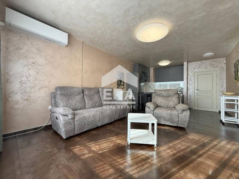 Обзаведен четиристаен апартамент с просторна тераса за продажба в кв.