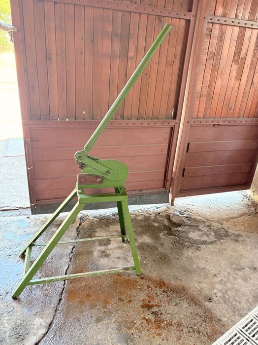 Настолна гилотина