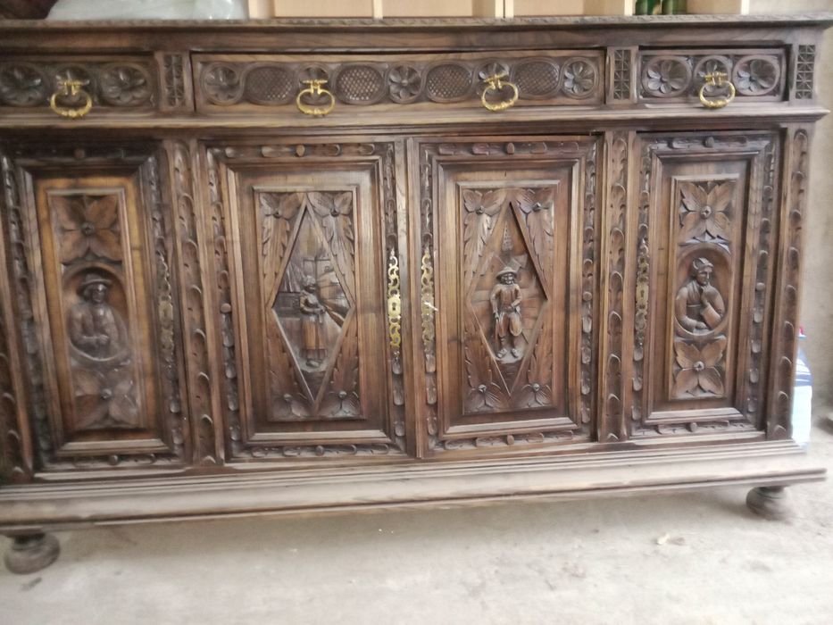 Креско и стулия.