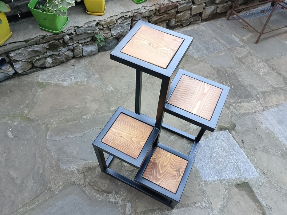 Цветарник метален, прахово боядисан.