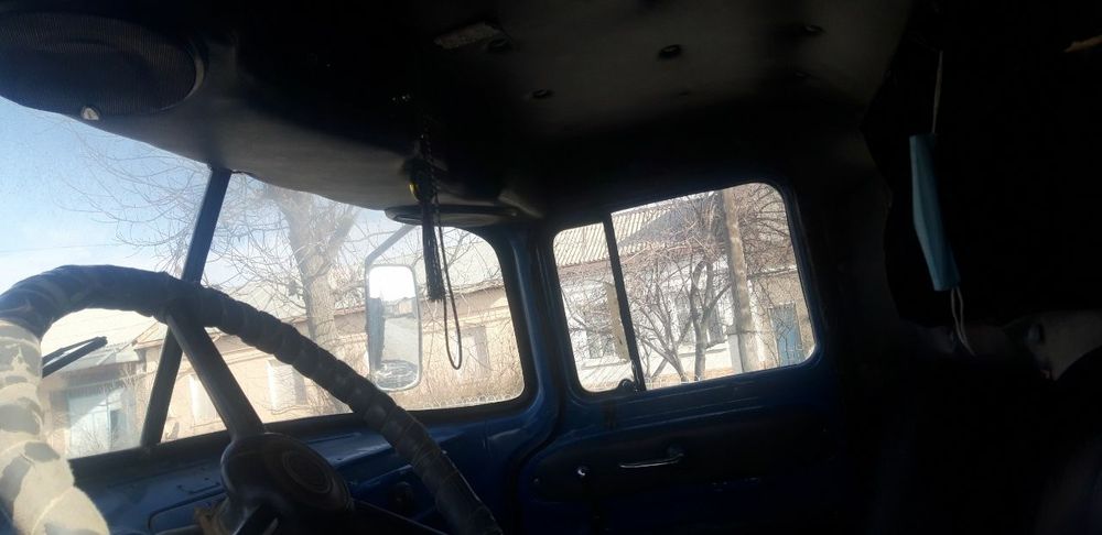 Zil shalanda sotiladi.