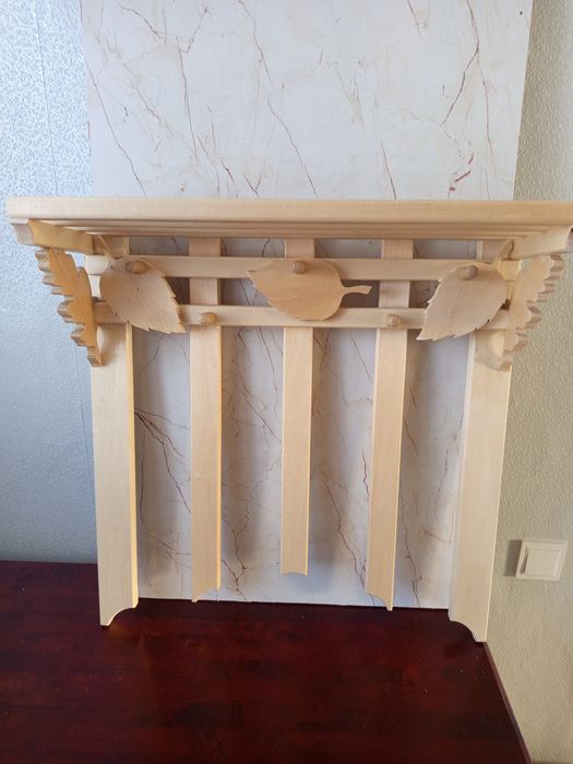 Вешалка из дерева.