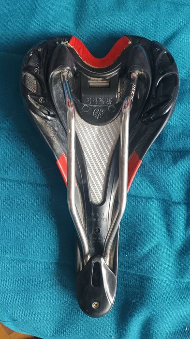 Продавам седалка  Fizik Antares VS Kium Black/Red А0 3041карбонова осн