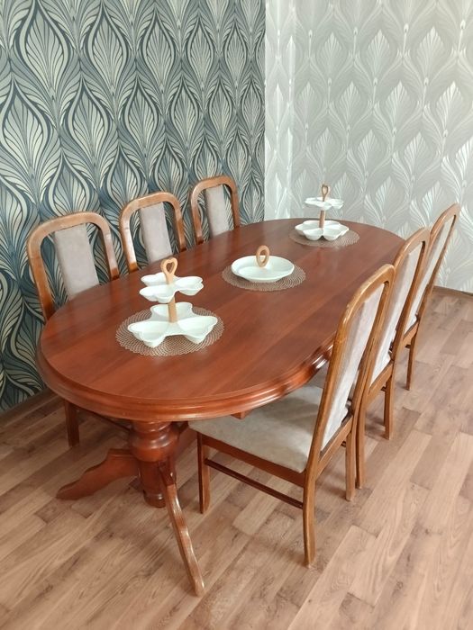 Стол и стулья из дерева