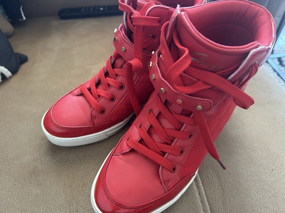 Обувки на Guess на платформа