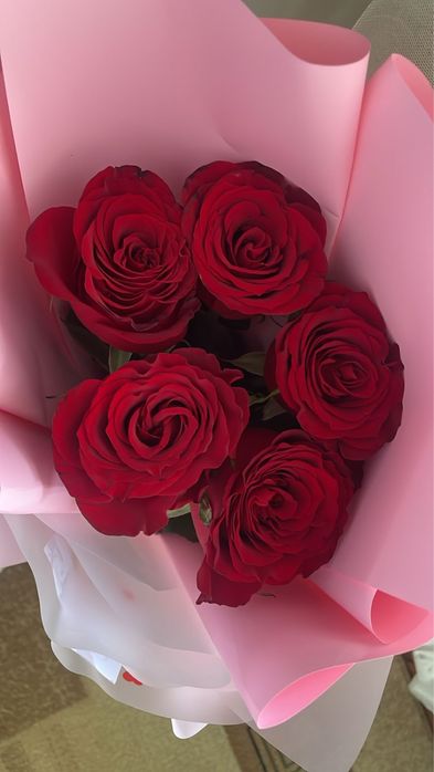 Букет из 5 красных роз.