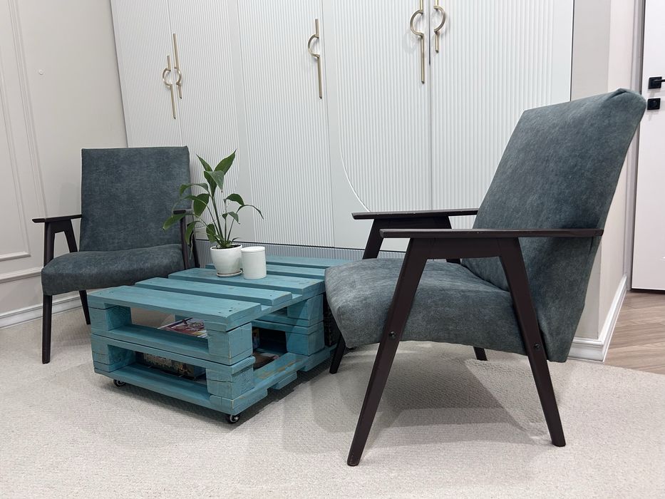 Винтажные кресла и столик