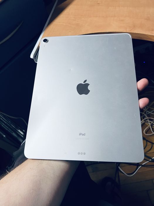 iPad Pro 12.9 inch (Gen 3) – 256 GB  fara Icloud
