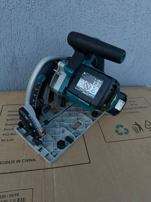Circular cu plonjare Makita DSP 600