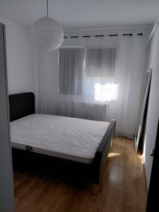 Închiriez apartament cu 2 camere