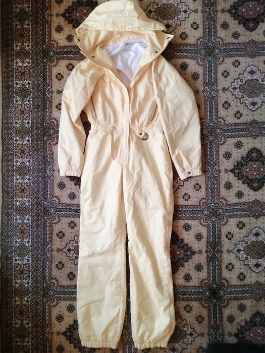Vand costum de schi galben, cu gluga.
