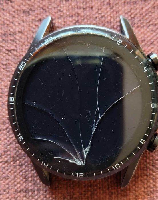 Работещ Smart Huawei Watch GT 2, със счупен дисплей