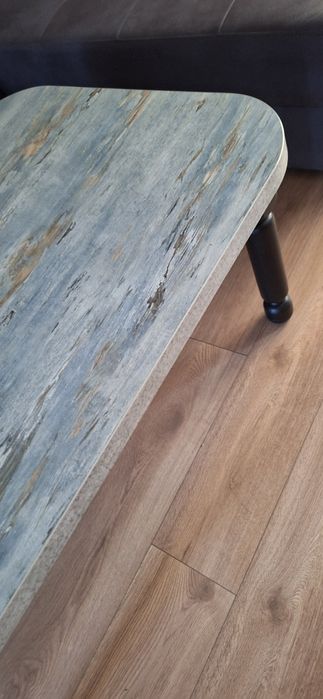 холна маса с дървени крачета и профил около нея