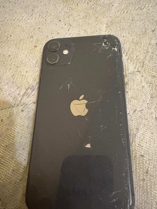 IPhone 11 с счупен гръб работи перфектно