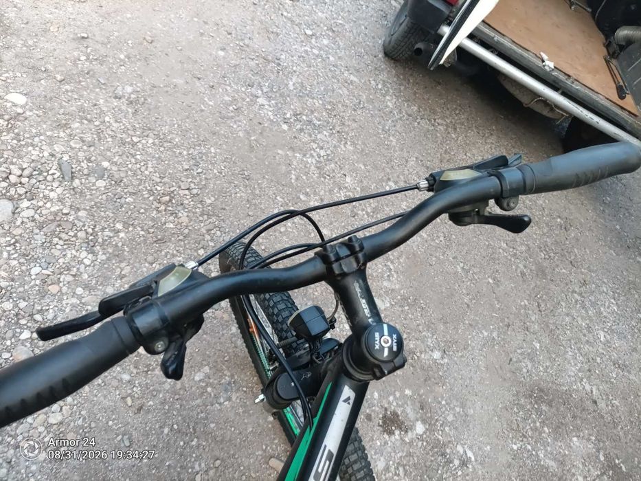 Палцова косачка Honda  - 600 €  ;   акумулатор - 50 € ; колело -200€ .