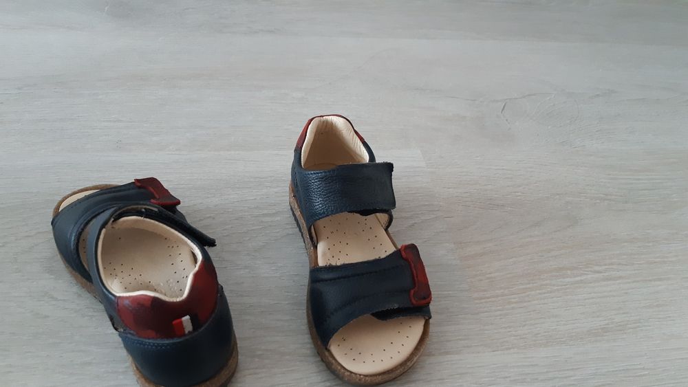 Продам детскую обувь. Кожа 26 размер, одевали 3 раза